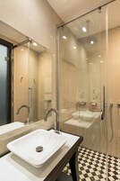 Quarto solteiro | Banheiro | Chuveiro, chuveiro com efeito de chuva, produtos de toalete grátis 