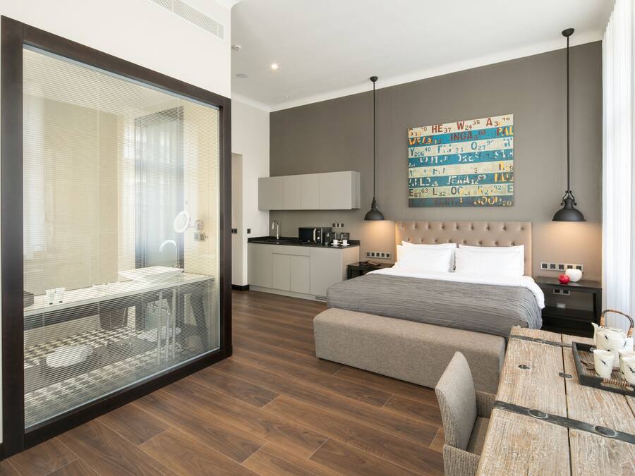 Junior Suite | Private kitchenette | Fridge, coffee/tea maker