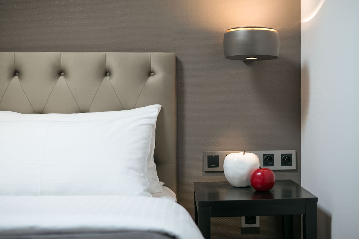 Een kluis op de kamer, een bureau, gratis wifi, beddengoed