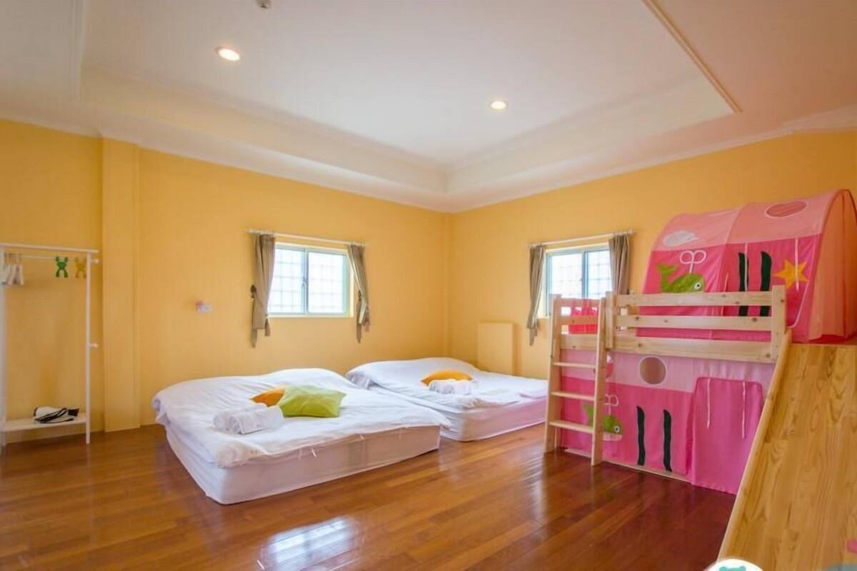 Comfort Quadruple Room | Desk, soundproofing, rollaway beds (surcharge), WiFi (free)