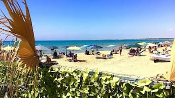 Una spiaggia nelle vicinanze, un bar sulla spiaggia