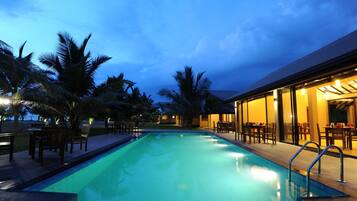 Outdoor pool, sun loungers