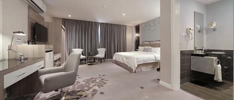 Deluxe Room | Living area | 42-inch flat-screen TV with satellite channels, TV