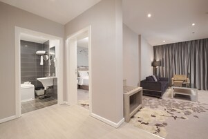 Studiosuite – junior | Oppholdsområde | En 42-tommers Flatskjerm-TV med Parabol-TV samt TV
