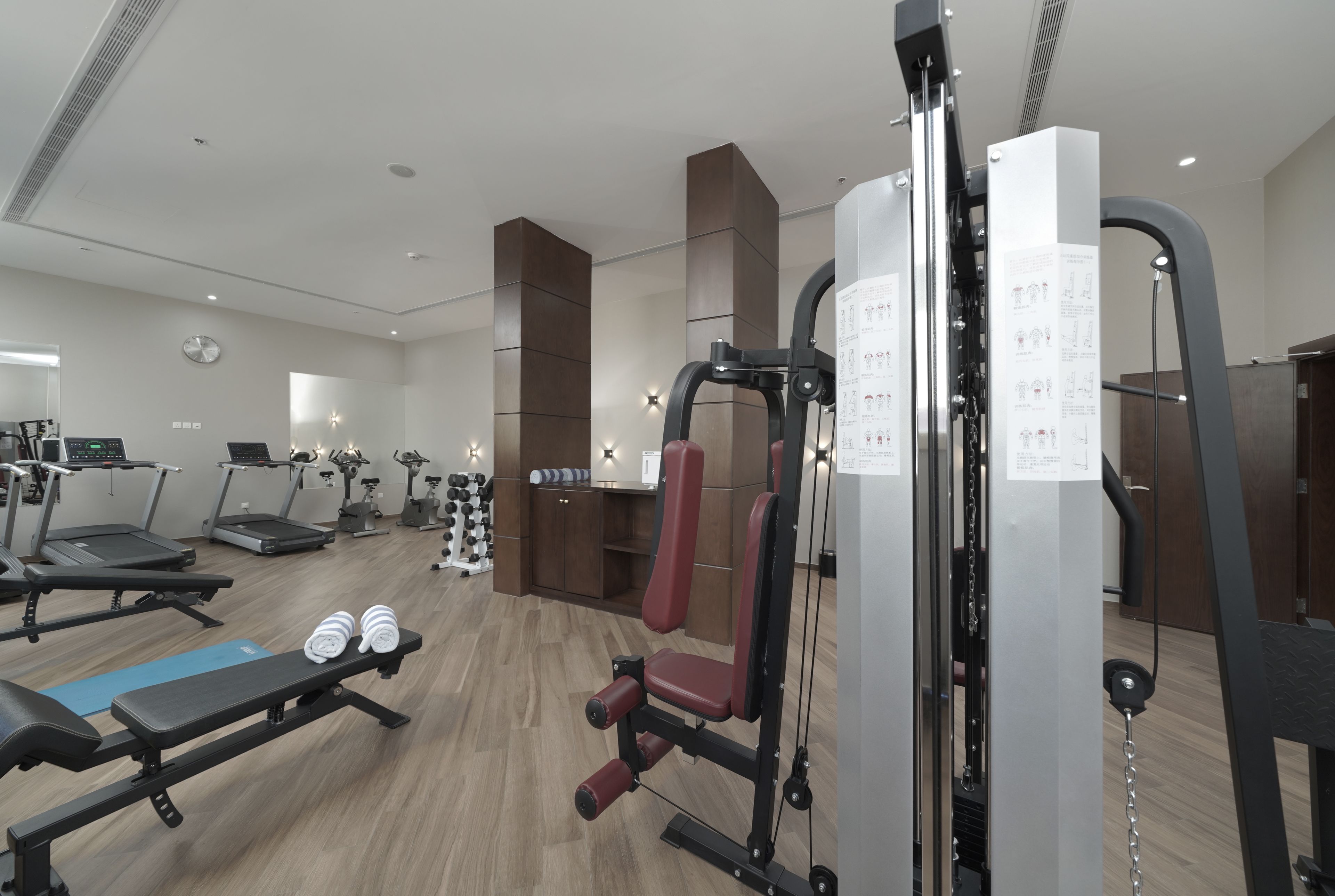 Een moderne sportschool met loopbanden, elliptische trainers en gewichthefapparatuur.