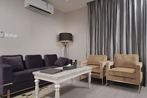 Large Twin Room | Aire de séjour | Téléviseur à écran plat de 42 po avec télévision par satellite