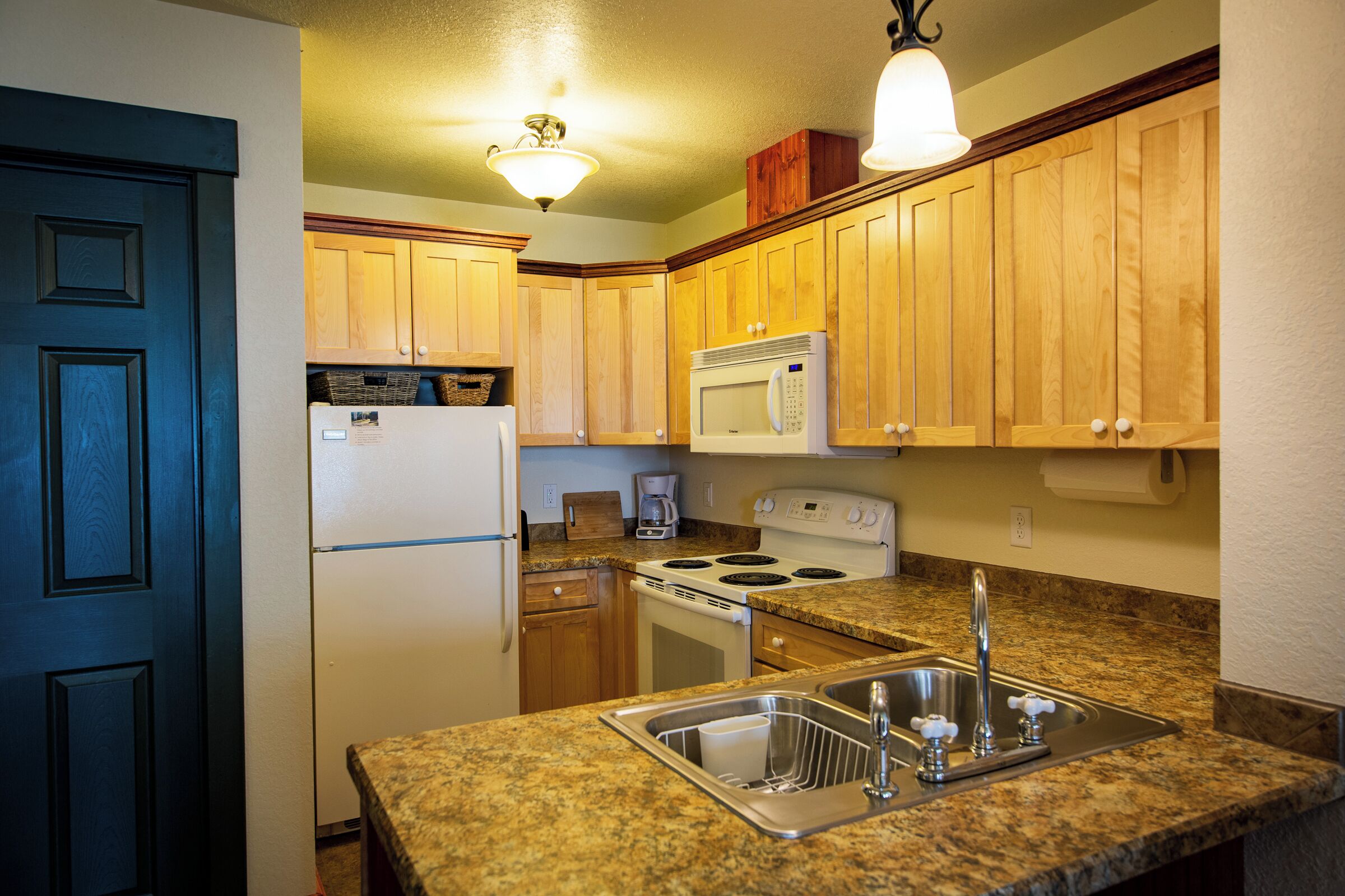Fridge, microwave, oven, coffee/tea maker