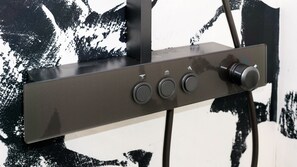 Un pannello di controllo con tre manopole e un interruttore, probabilmente per regolare l'audio o l'illuminazione.