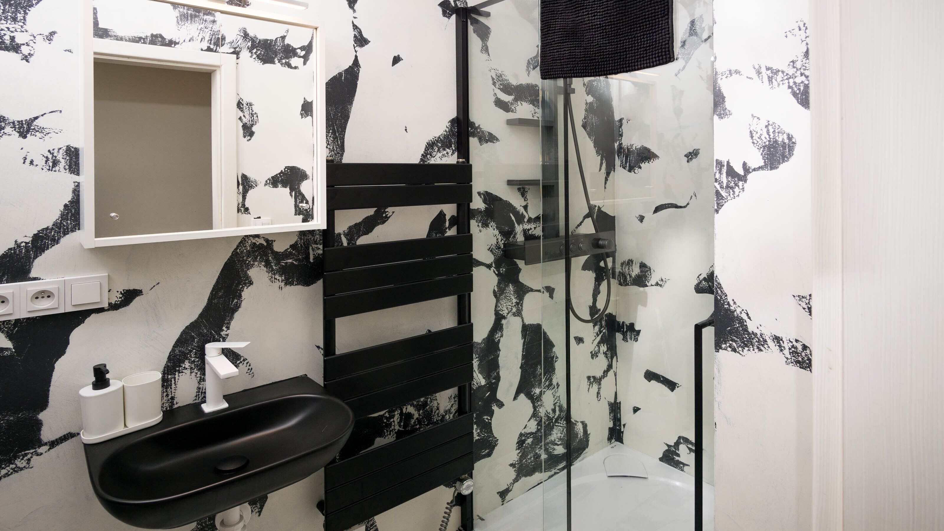 Apartamento conforto | Banheiro | Chuveiro, ducha de hidromassagem, produtos de toalete grátis 