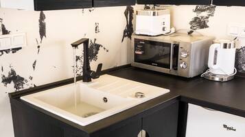 Comfort Apartment | Private kitchen | Fridge, microwave, stovetop, electric kettle