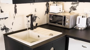 Appartement Confort | Cuisine privée | Réfrigérateur, micro-ondes, plaque de cuisson, bouilloire électrique