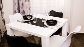 Departamento Deluxe | Escritorio, espacio para trabajar con laptop y cortinas blackout