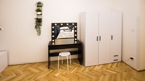 Departamento Deluxe | Escritorio, espacio para trabajar con laptop y cortinas blackout