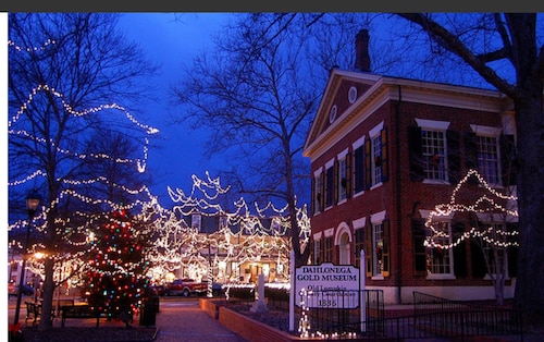 Lakeside Retreat Lake Lanier Book now for winter and spring!