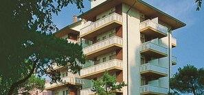 A multi-story building with balconies on each floor. - Lucerna (Lignano Sabbiadoro)