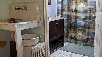 Suihku, hiustenkuivaaja, pyyhkeet, vessapaperi