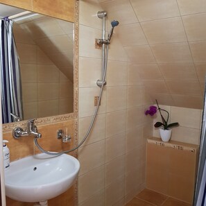 Apartment, Balcony, Hill View (2) | Bathroom | Shower, rainfall showerhead, towels, soap - Penzión 105 (Habovka)