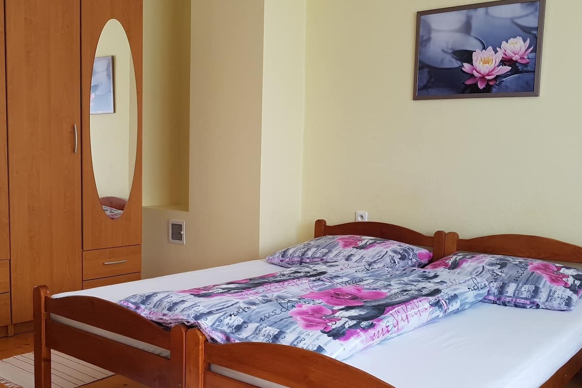 Apartment, Balcony, Hill View (1) | Hypo-allergenic bedding, individually furnished, cribs/infant beds