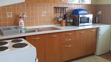 Apartment, Balcony, Hill View (1) | Private kitchen | Fridge, microwave, oven, stovetop