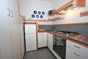 Studio | Eigene Küche | Kühlschrank, Mikrowelle, Herdplatte, Kochgeschirr/Geschirr/Besteck