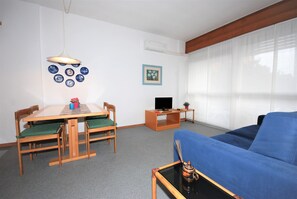 Studio | Essbereich im Zimmer