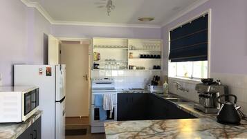 Nhà cơ bản, 3 phòng ngủ | Bếp riêng | Tủ lạnh, lò vi sóng, lò nướng, bếp nấu