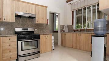 Refrigerador, horno, parrilla de estufa y cafetera y tetera