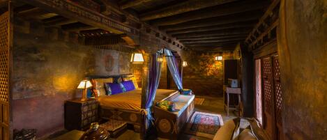 Espacio para trabajar con laptop y cortinas blackout