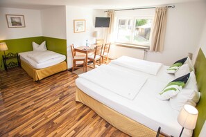 Familiekamer | Een bureau, verduisterende gordijnen, babybedden, gratis wifi