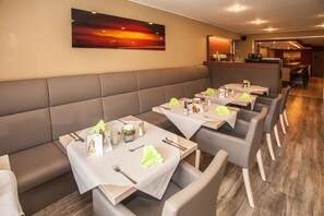 Breakfast, lunch, dinner served; local and international cuisine  - Hotel Im Tannengrund (Langelsheim)