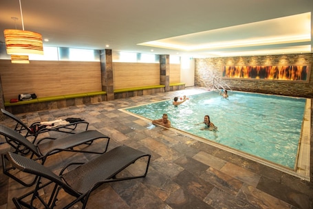 Piscina interna, piscina externa sazonal, espreguiçadeiras. Hotel Im Tannengrund