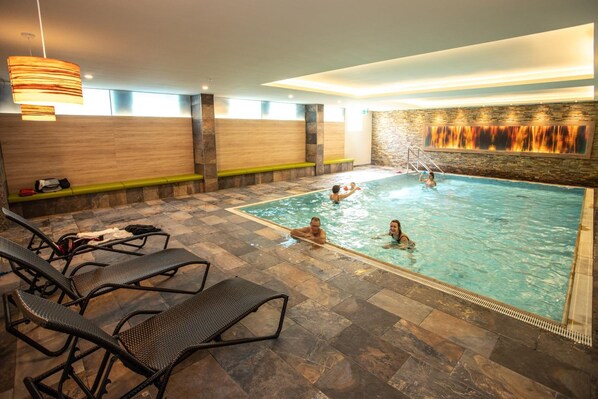 Sisäuima-allas, kauden mukainen ulkouima-allas, aurinkotuoleja