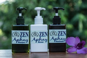 Regadera, secadora de cabello, pantuflas, toallas 