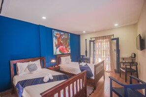 Habitación estándar con 1 cama matrimonial o 2 individuales | Caja de seguridad en la habitación, escritorio y camas extra 