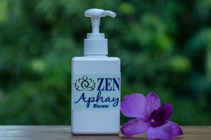 Regadera, secadora de cabello, pantuflas, toallas 