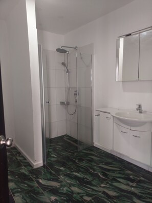Family Villa, Beach View | Bathroom | Shower, towels, soap, toilet paper - Villa Carmen (La Ciénaga)