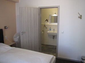 Desk, free cribs/infant beds, free WiFi, bed sheets - Milano Hotel (Hamburg)