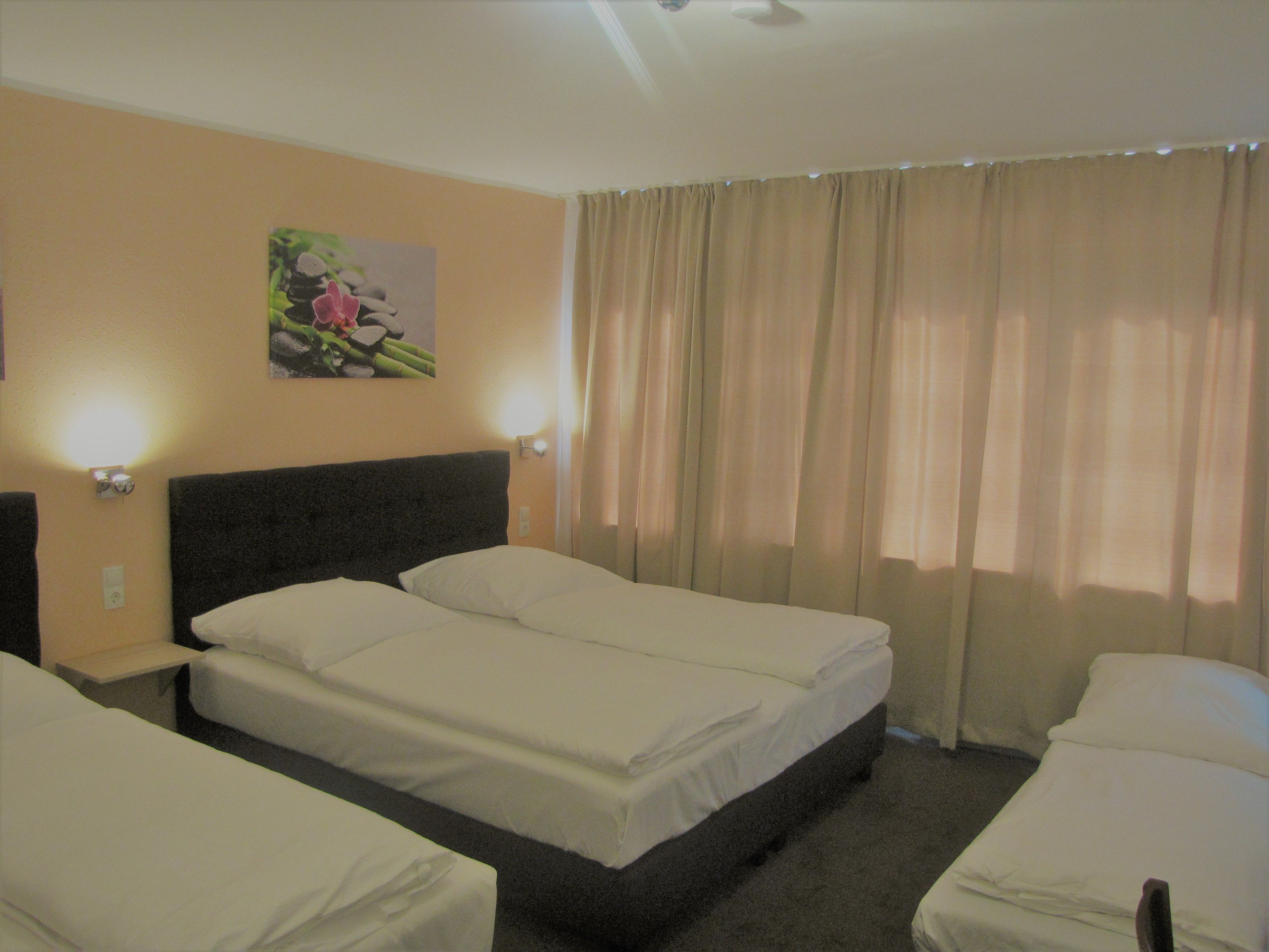 quadruple room | desk, free cots/infant beds, free wifi, bed sheets
