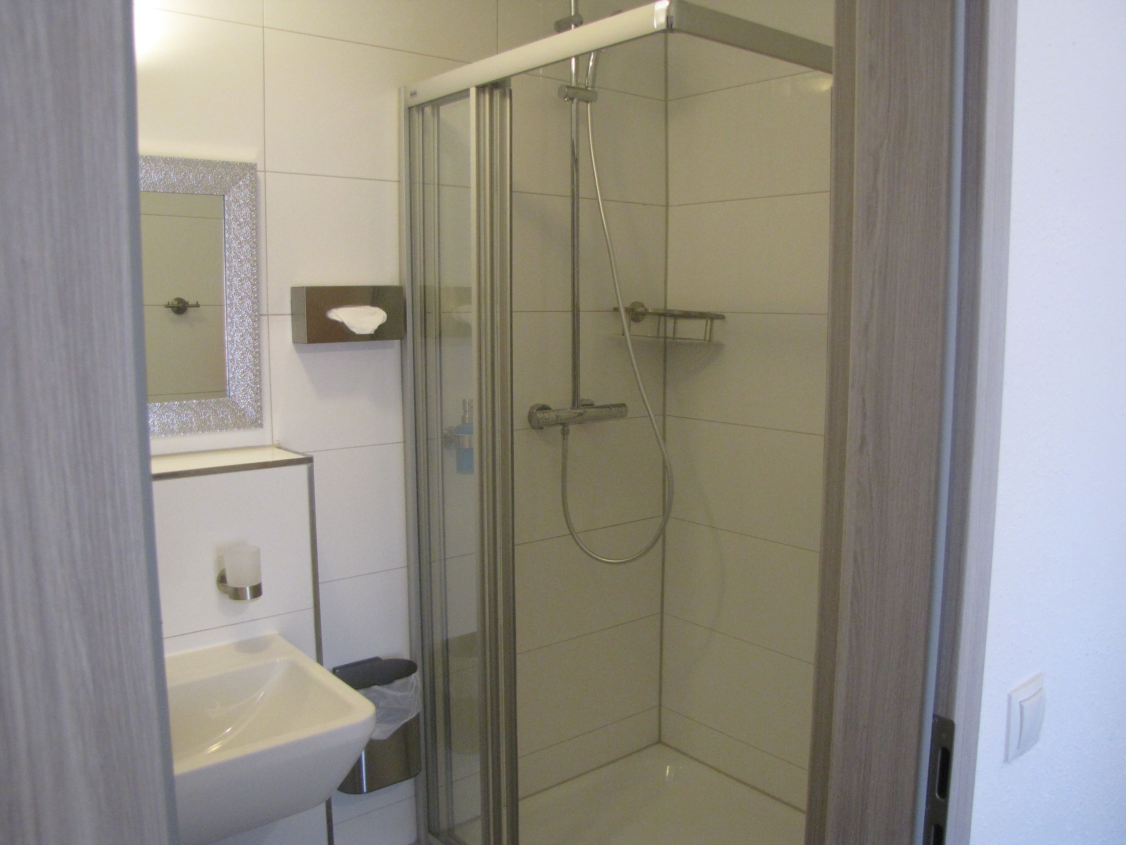 desk, free cots/infant beds, free wifi, bed sheets