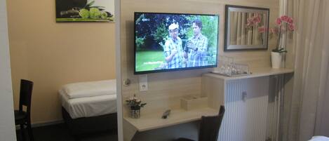 Meja, katil bayi/kot (percuma), Wi-fi percuma, cadar katil