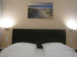 Een bureau, gratis babybedden, gratis wifi, beddengoed