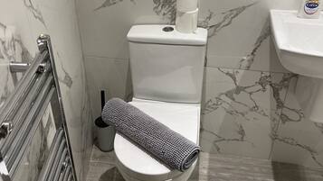 單人房 | 浴室 | 淋浴設備、提供毛巾