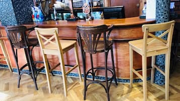 Bar (trong khuôn viên)