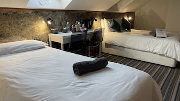 Triple Room | Soundproofing, free WiFi, bed sheets