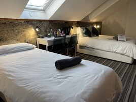 三人房 | 隔音、免費 Wi-Fi、床單