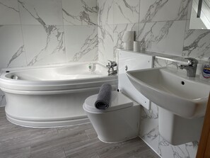 Bathroom - Six Bells Hotels (Enfield)