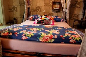 Habitación doble estándar, balcón | Camas extra y wifi gratis