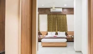 Comfort Room | Desk, soundproofing - Meridian Hotel & Banquet (Surat)