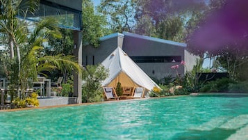 Piscine extérieure, parasols de plage, chaises longues