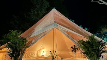 One bed in three beds shared tent | Una cassaforte in camera, letti aggiuntivi (a pagamento), Wi-Fi gratuito